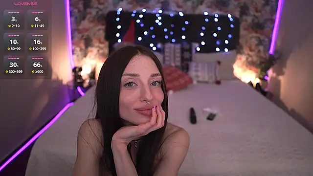 Snapshot of Alice_Arwen chatting on 12.13.25 Alice Arwen online show from 12.13.25
