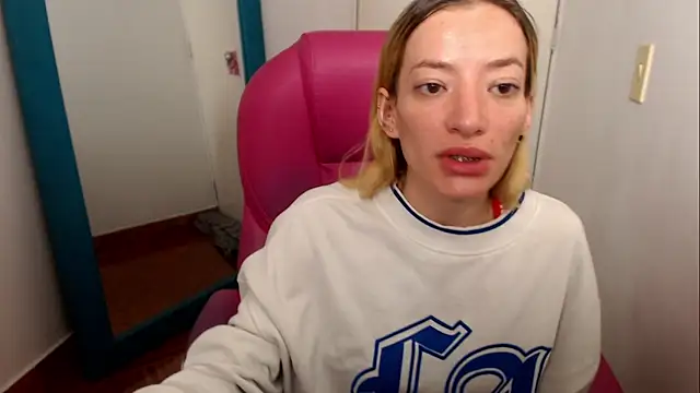 Snapshot of zoe_jones13 chatting on 07.17.26 zoe jones13 online show from 07.17.26