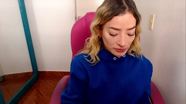 Snapshot of zoe_jones13 chatting on 07.21.26 zoe jones13 online show from 07.21.26