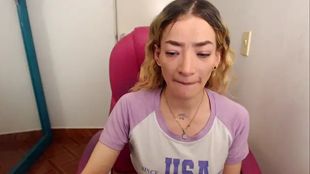 Snapshot of zoe_jones13 chatting on 07.28.26 zoe jones13 online show from 07.28.26
