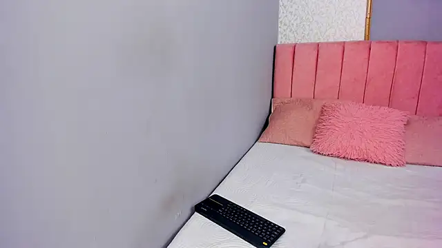 LARISSAEVANS online show from 12.17.24