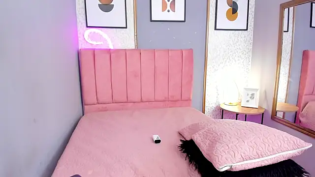 LARISSAEVANS online show from 01.25.25