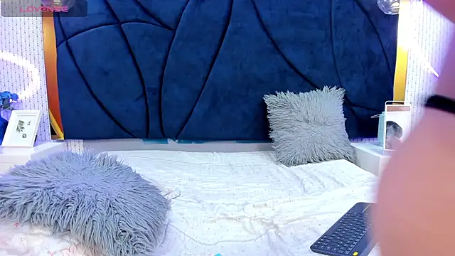 LARISSAEVANS online show from 03.03.25