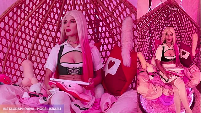 Snapshot of dana_more chatting on 11.18.25 dana more online show from 11.18.25