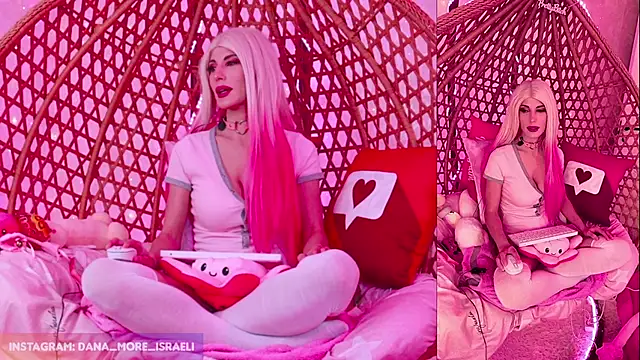 Snapshot of dana_more chatting on 11.21.25 dana more online show from 11.21.25