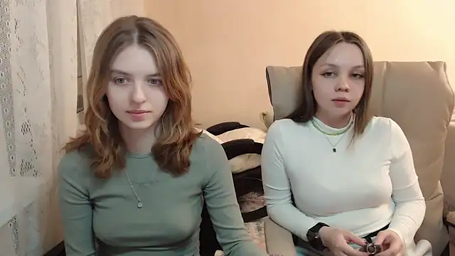 Snapshot of Emi1y_Angel11 chatting on 01.28.25 Emi1y Angel11 online show from 01.28.25