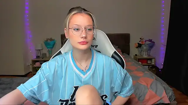 DearLia online show from 10.18.25