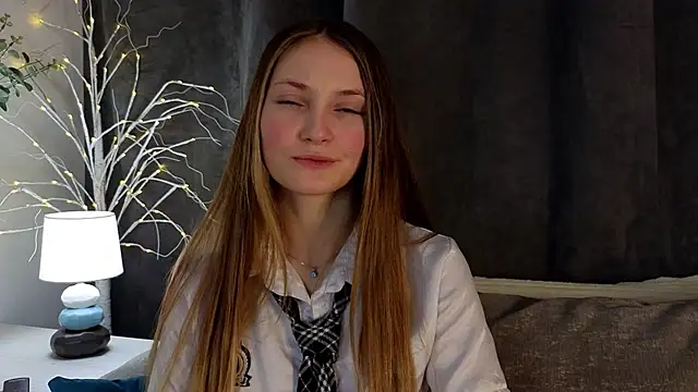 Snapshot of MonaEldon chatting on 12.11.24 MonaEldon online show from 12.11.24