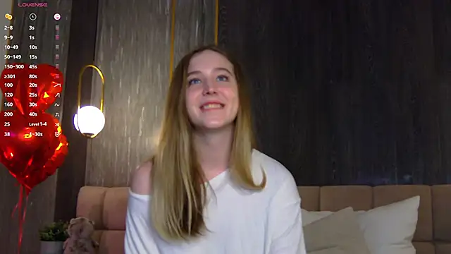 Snapshot of LoraineLuff chatting on 03.03.25 LoraineLuff online show from 03.03.25