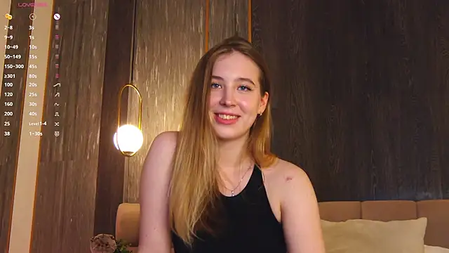 Snapshot of LoraineLuff chatting on 03.08.25 LoraineLuff online show from 03.08.25