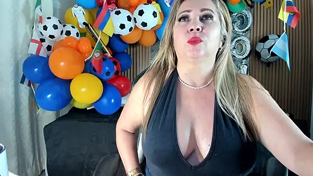 Snapshot of Danna_topless chatting on 06.24.26 Danna topless online show from 06.24.26