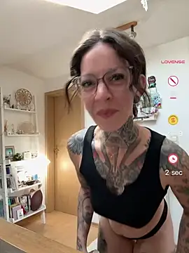 Snapshot of BrownieyQueen chatting on 05.24.26 BrownieyQueen online show from 05.24.26