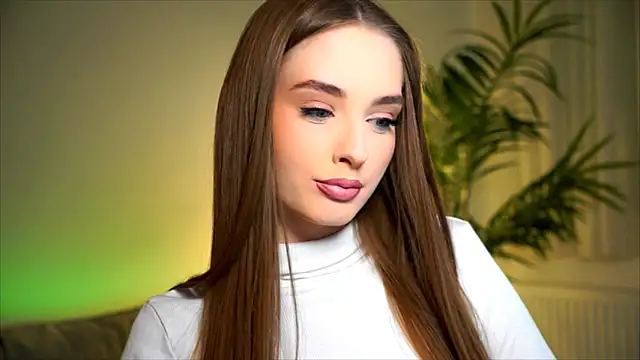 petitegonwiild online show from 10.28.25