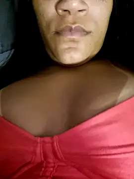 Snapshot of viannaiasmim chatting on 10.29.25 viannaiasmim online show from 10.29.25