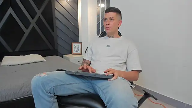 Yeiko Romero  online show from 01.08.25