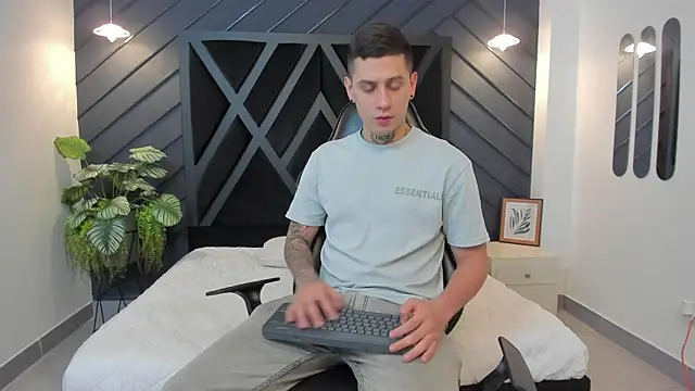 Yeiko Romero  online show from 01.30.25