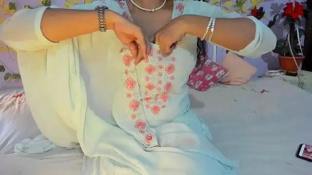 Snapshot of aarjulove chatting on 06.19.26 aarjulove online show from 06.19.26