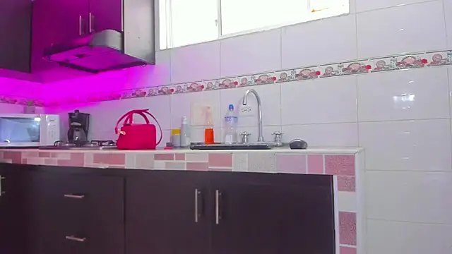 Snapshot of Emma-evans chatting on 06.19.26 Emma-evans online show from 06.19.26