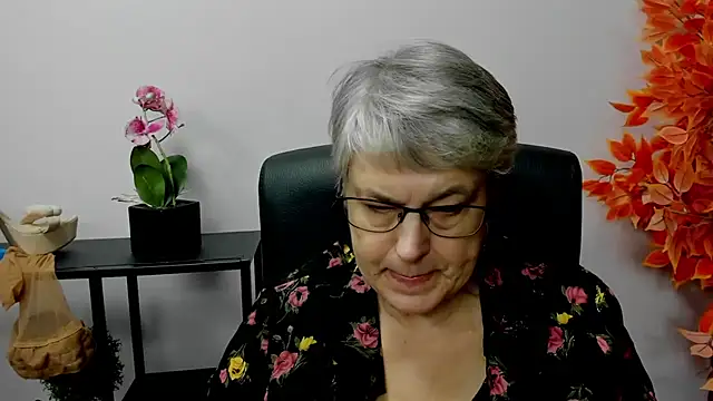 Snapshot of IrisDream chatting on 12.02.24 IrisDream online show from 12.02.24