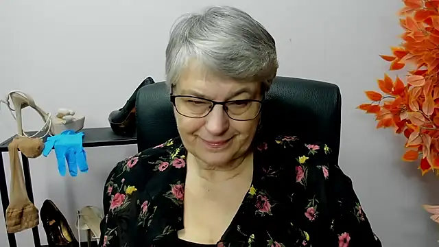 Snapshot of IrisDream chatting on 12.04.24 IrisDream online show from 12.04.24