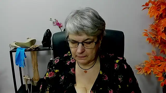 Snapshot of IrisDream chatting on 12.10.24 IrisDream online show from 12.10.24