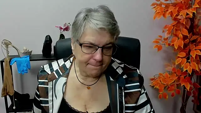 Snapshot of IrisDream chatting on 12.11.24 IrisDream online show from 12.11.24