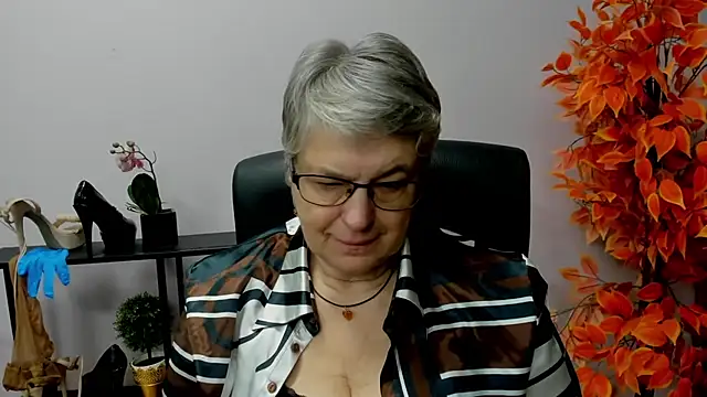 Snapshot of IrisDream chatting on 12.12.24 IrisDream online show from 12.12.24