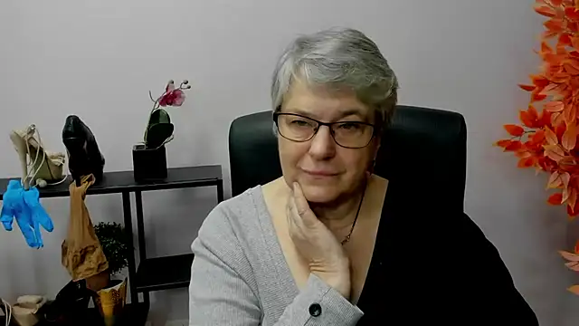 Snapshot of IrisDream chatting on 12.13.24 IrisDream online show from 12.13.24