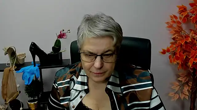 Snapshot of IrisDream chatting on 12.16.24 IrisDream online show from 12.16.24