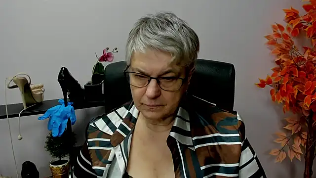 Snapshot of IrisDream chatting on 12.16.24 IrisDream online show from 12.16.24