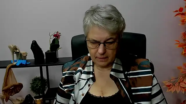 Snapshot of IrisDream chatting on 12.17.24 IrisDream online show from 12.17.24