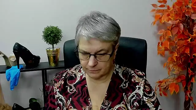 Snapshot of IrisDream chatting on 12.19.24 IrisDream online show from 12.19.24