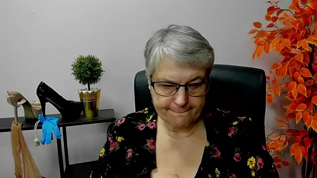 Snapshot of IrisDream chatting on 01.09.25 IrisDream online show from 01.09.25