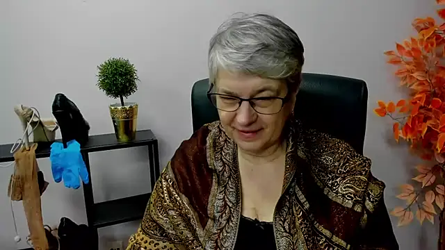 Snapshot of IrisDream chatting on 01.15.25 IrisDream online show from 01.15.25