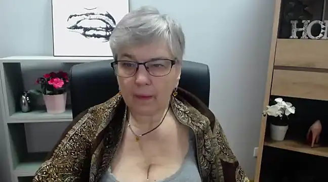 Snapshot of IrisDream chatting on 01.17.25 IrisDream online show from 01.17.25