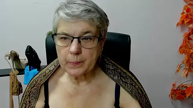 Snapshot of IrisDream chatting on 01.22.25 IrisDream online show from 01.22.25