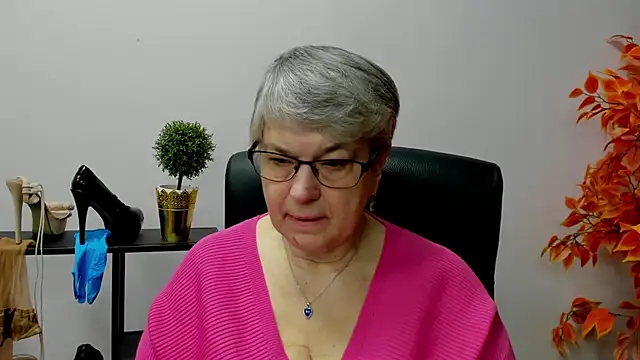 Snapshot of IrisDream chatting on 01.24.25 IrisDream online show from 01.24.25