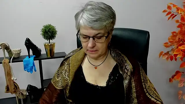 Snapshot of IrisDream chatting on 01.27.25 IrisDream online show from 01.27.25