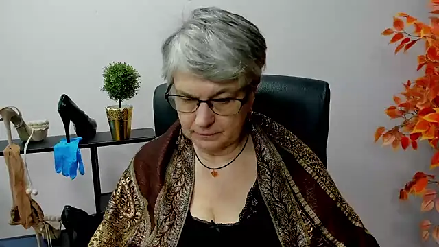 Snapshot of IrisDream chatting on 01.27.25 IrisDream online show from 01.27.25