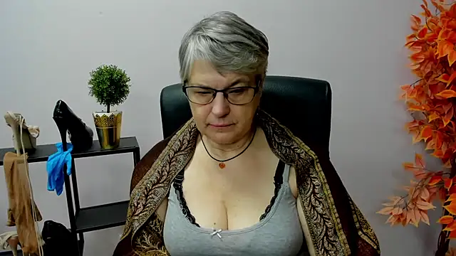 Snapshot of IrisDream chatting on 01.29.25 IrisDream online show from 01.29.25