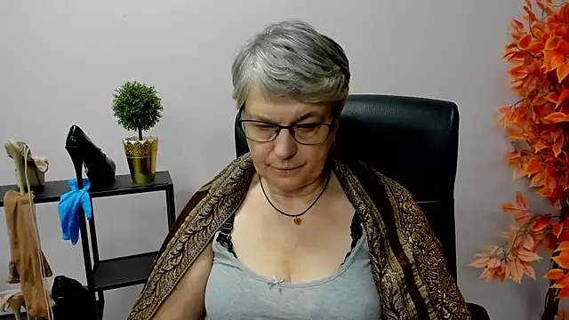 Snapshot of IrisDream chatting on 01.29.25 IrisDream online show from 01.29.25