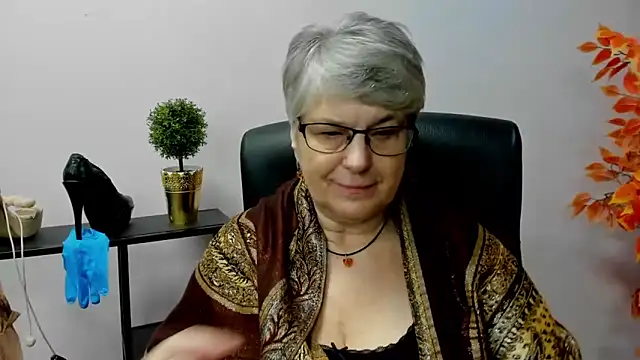 Snapshot of IrisDream chatting on 01.30.25 IrisDream online show from 01.30.25