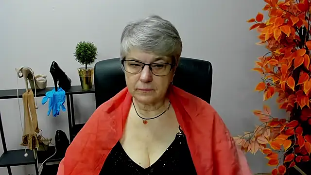 Snapshot of IrisDream chatting on 01.31.25 IrisDream online show from 01.31.25