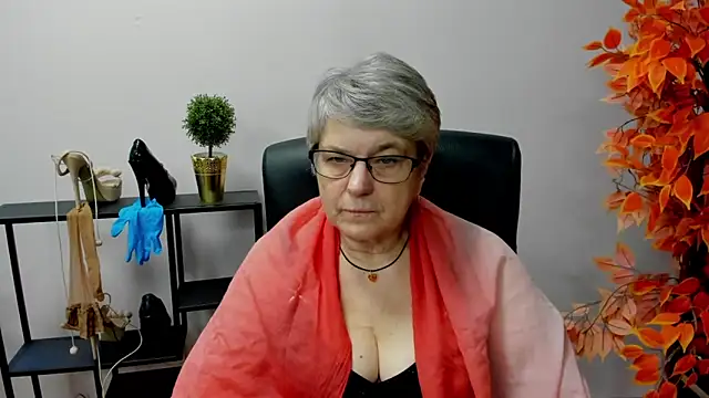 Snapshot of IrisDream chatting on 01.31.25 IrisDream online show from 01.31.25