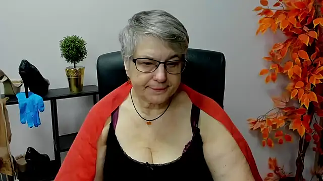 Snapshot of IrisDream chatting on 02.05.25 IrisDream online show from 02.05.25