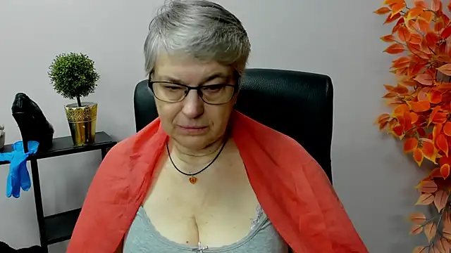 Snapshot of IrisDream chatting on 02.06.25 IrisDream online show from 02.06.25