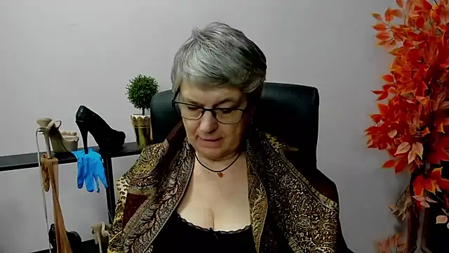 Snapshot of IrisDream chatting on 02.13.25 IrisDream online show from 02.13.25