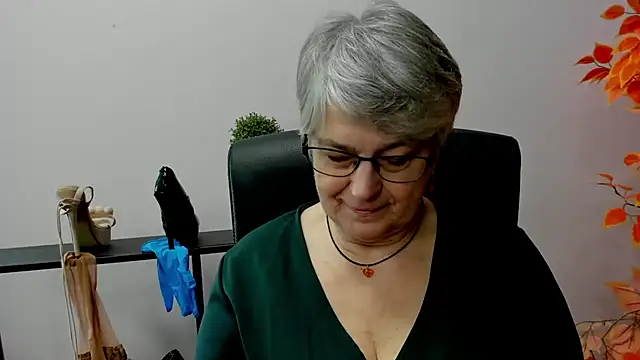 Snapshot of IrisDream chatting on 02.14.25 IrisDream online show from 02.14.25