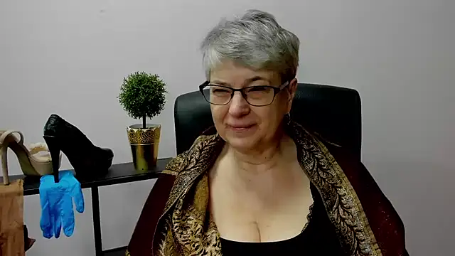 Snapshot of IrisDream chatting on 02.17.25 IrisDream online show from 02.17.25