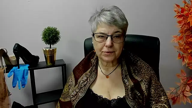 Snapshot of IrisDream chatting on 02.20.25 IrisDream online show from 02.20.25